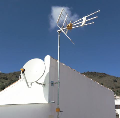 Antena parabólica en tejado